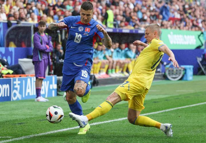 关于斯洛伐克队在欧国联比赛中遭遇艰难，无缘晋级四强的信息