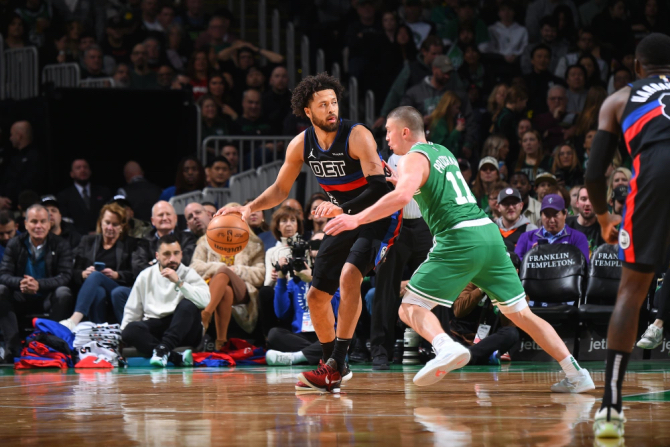 活塞客场击败凯尔特人，取得实现突破