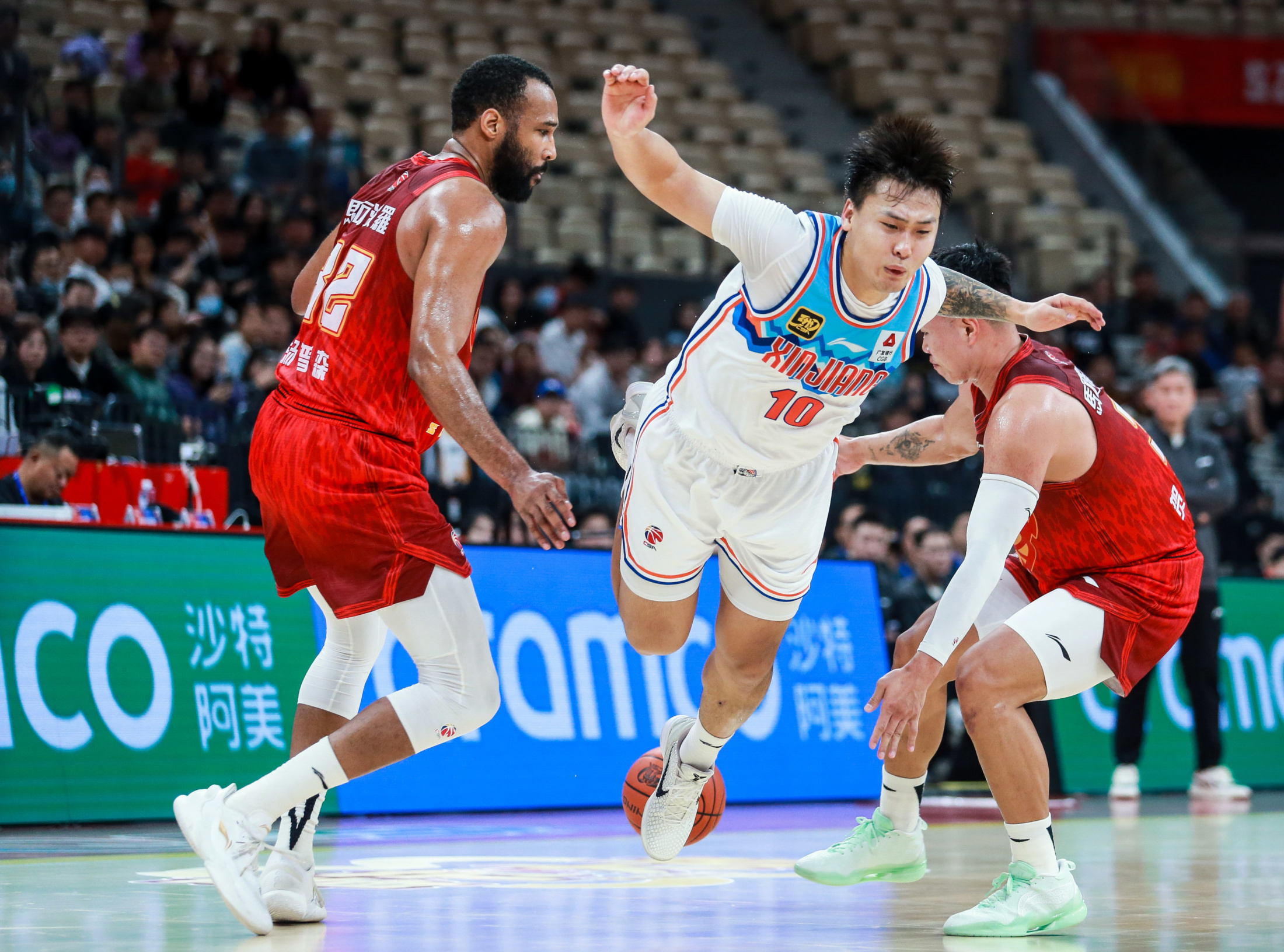 新疆男篮负于深圳队,阻止连胜 新疆男篮负于深圳队,阻止连胜