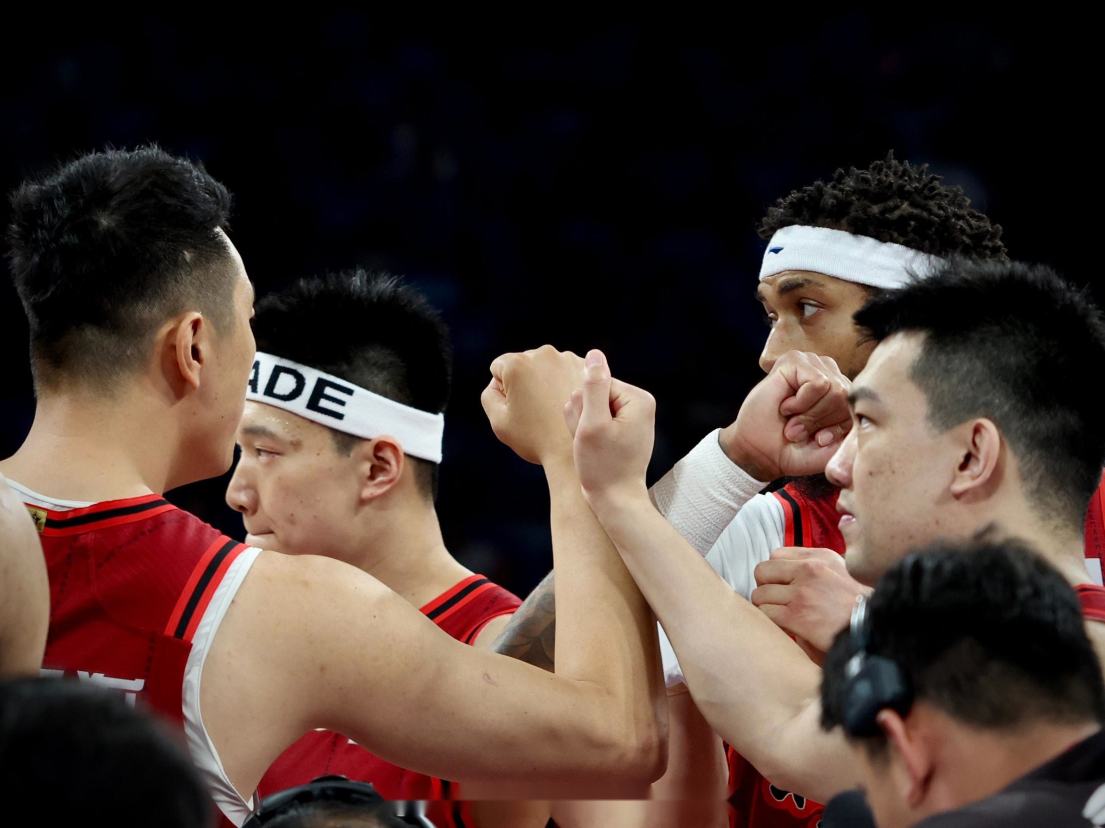 包含热血对决：球员豪情万丈，胜负令人期待的词条